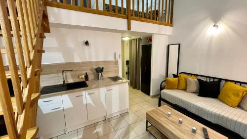 普罗旺斯地区萨隆ADDIS 2的带沙发的客厅和厨房