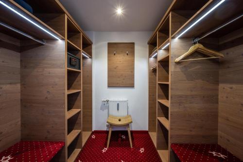 希洛谢克瓦利赛运动酒店的中间设有木墙和椅子的房间