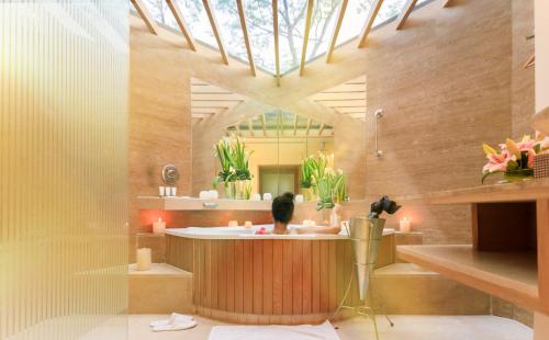 古尔冈The Westin Sohna Resort & Spa的带浴缸和盥洗盆的浴室