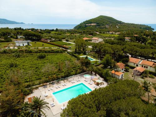 拉科纳Glamping at Elba的享有带游泳池的别墅的空中景致