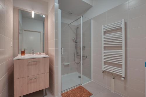 尚特皮OVELIA Rennes Chantepie - Le Patio Margot的带淋浴、盥洗盆和镜子的浴室