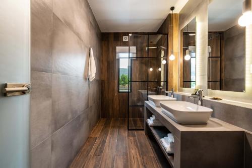 卡兰巴卡Mirabilis Boutique Hotel by Panel Hospitality的浴室设有2个水槽和2面镜子