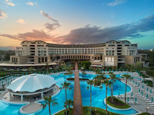贝莱克卡亚宫高尔夫度假酒店的享有带游泳池和棕榈树的度假村的景致