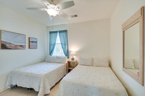 默特尔比奇Myrtle Beach Condo Private Balcony and Resort Perks的一间卧室配有两张床和吊扇