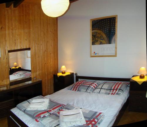 科尔尼鲁格Apartments Maroflin的一间卧室配有一张床和一面大镜子