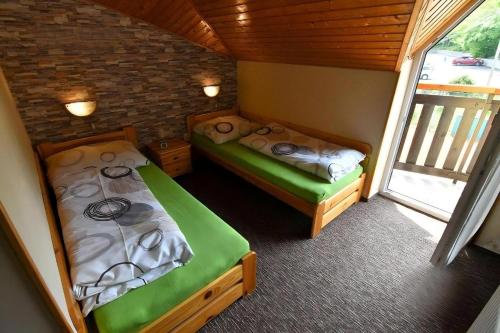 维内普拉蒙酒店的小型客房 - 带2张床和窗户
