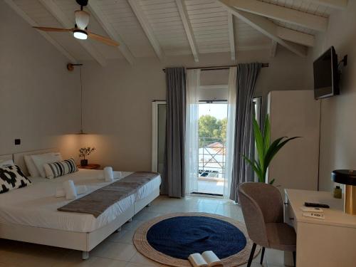 斯卡拉Nikkos Apartments的一间卧室设有一张床和一个大窗户