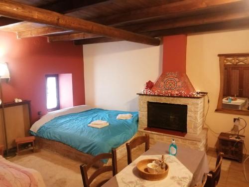 Áno RavéniaYono's Traditional House的一间卧室配有一张床和一个壁炉