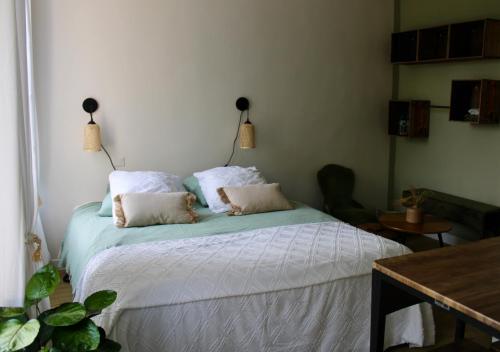 Saint-Laurent-de-BrévedentBEAU STUDIO DANS VILLA DE CHARME的一间卧室配有一张带两个枕头的床