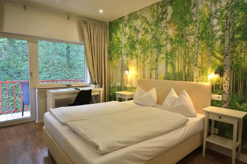 斯维斯塔尔Landidyll Hotel Weidenbrück & SPA的一间卧室设有一张大床和绿色的墙壁