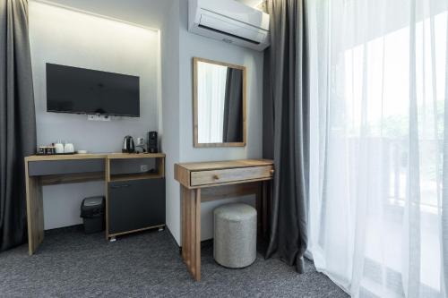 洛泽内茨Къща за гости "Лилия 5"的客房设有书桌、镜子和电视。