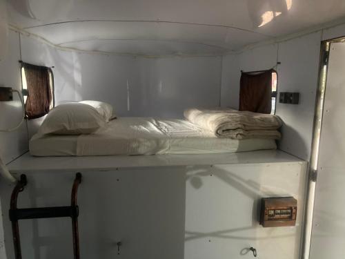 皮雷诺波利斯Salamandra trailerhome的拖车上配有两张床的房间