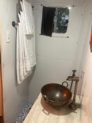 皮雷诺波利斯Salamandra trailerhome的铜碗在柜台上的浴室