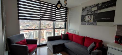 伊斯坦布尔Tips For istanbul的客厅配有沙发、两把椅子和窗户