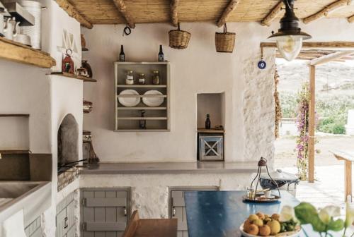 米克诺斯城Rizes Mykonos - Folklore Farmstead的厨房配有带蓝色台面的台面