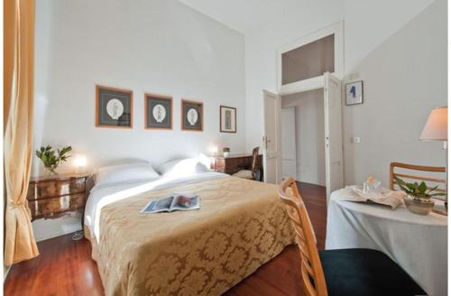 罗马克罗里迪罗马住宿加早餐旅馆的一间卧室配有一张大床和一张桌子