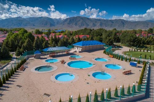 乔尔蓬阿塔Отель Евразия的享有带4个游泳池的大型天井的顶部景致