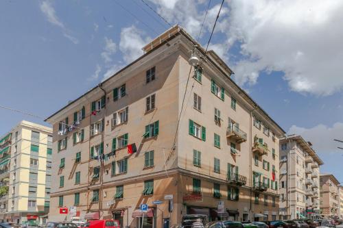 热那亚Casa Picasso的一面有旗帜的大建筑