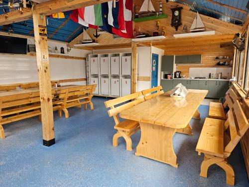 苏利纳Casuta Noastra - Sulina的大房间设有木桌和长凳