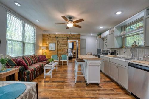 温泉城Blue Bungalow Lake Hamilton的厨房以及带沙发和吊扇的客厅。
