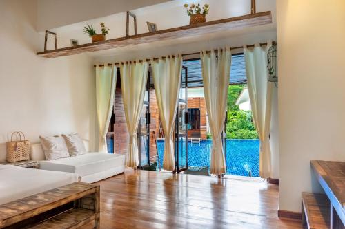 库德岛库德岛温迪泳池度假酒店的客厅配有白色沙发和大窗户