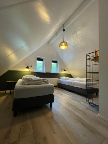 宁斯佩特Luxe Vakantiehuis Vosje op de Veluwe Nunspeet的一间卧室配有两张床和一张桌子。
