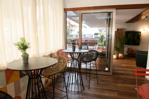 里乔内米拉贝拉酒店的窗户间内的两张桌子和椅子