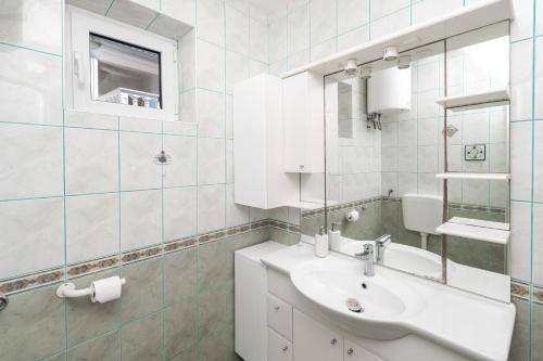 扎博里克Rimagis Apartments的白色的浴室设有水槽和镜子