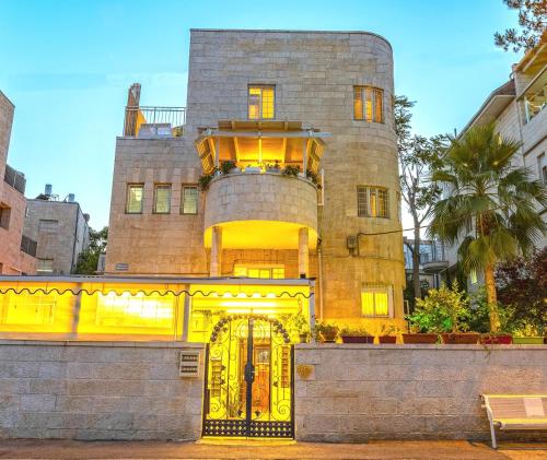 耶路撒冷Mike's House Jerusalem的前面有黄色门的建筑