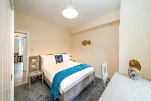 阿伯丁Rosemount Residence - SJA Stays的一间小卧室,配有床和窗户