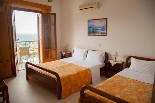 帕尔加Avlonitis Rooms的酒店客房设有两张床和一个阳台。