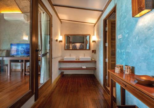 库德岛汀克贝尔@沽岛度假酒店的一间带水槽和镜子的浴室