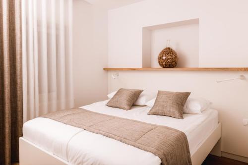 斯丹尼Vina Kobal, Kobal Family Estate的一间卧室配有一张带白色床单和镜子的床
