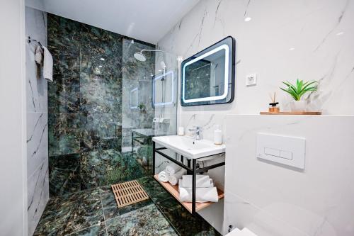 马林斯卡Apartments Lena的一间带水槽和淋浴的浴室