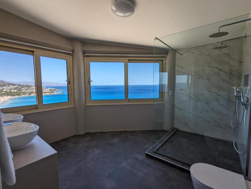 考特索纳里Villa Blue Dream的设有带两个水槽和淋浴的浴室,享有海景