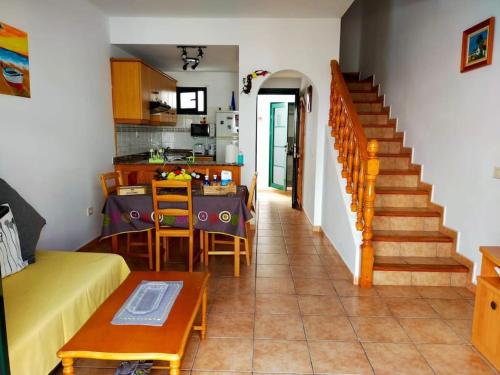 蓬塔穆赫雷斯Casa Leiva的带沙发和桌子的客厅以及厨房。