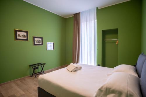 巴里Palazzo Zippitelli Apartments的绿色卧室设有床和窗户