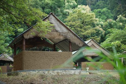 库鲁内格勒Agoura Hills的森林中带屋顶的小房子