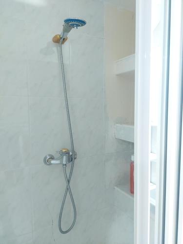 吉塔里亚Haitze的浴室内配有淋浴和头顶淋浴