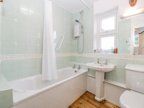 曼海德Oxford House的带浴缸和盥洗盆的浴室