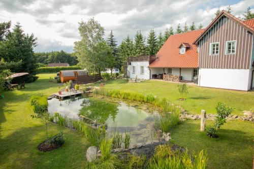 蒂萨COUNTRY HOUSE Tisá的庭院内池塘的空中景观