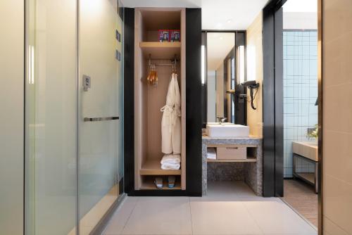 厦门宜尚酒店(厦门机场高科技园店)的带淋浴和盥洗盆的浴室