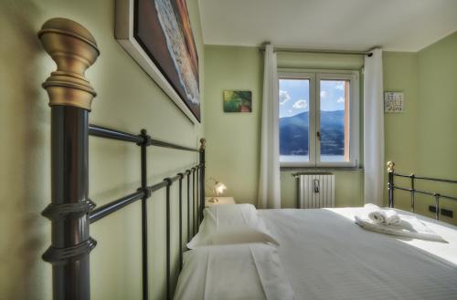 贝拉诺Lago Sereno的一间卧室设有一张床和一个窗口