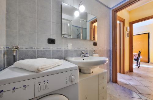 贝拉诺Lago Sereno的白色的浴室设有水槽和镜子