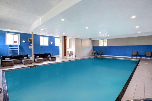 维多利亚维多利亚住宅区戴斯酒店的在酒店房间的一个大型游泳池
