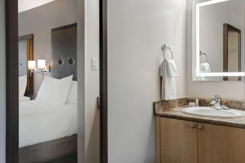 维多利亚维多利亚住宅区戴斯酒店的一间带水槽和床的浴室