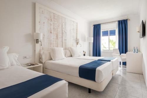 锡切斯中锡切斯公园酒店 的酒店客房设有两张床和窗户。