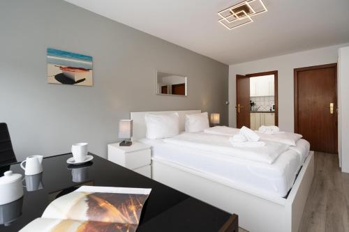 韦斯特兰Adrian 3的卧室配有一张白色大床和一张书桌
