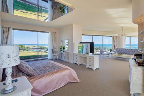 贝莱克Maxx Royal Belek Golf Resort的一间大卧室,配有一张床和一个大窗户