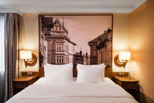 布拉格Lindner Hotel Prague Castle, part of JdV by Hyatt的酒店客房配有一张带白色枕头的大床